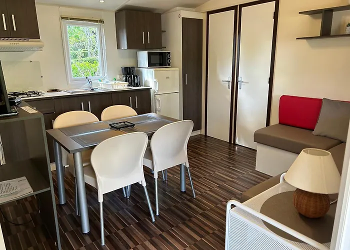 Les Pierres Chaudes אתר קמפינג