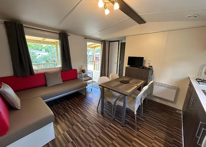 אתר קמפינג Les Pierres Chaudes *