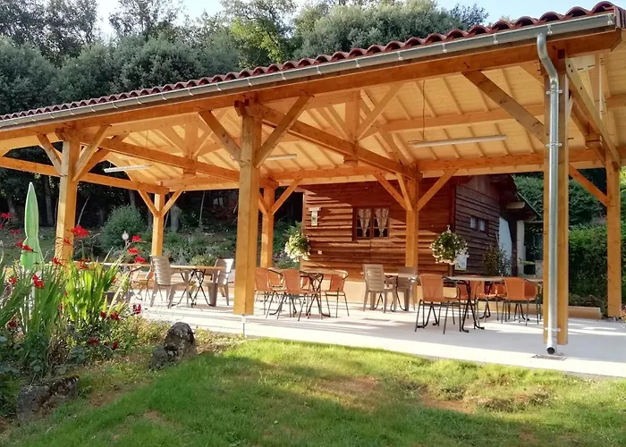 Les Pierres Chaudes אתר קמפינג